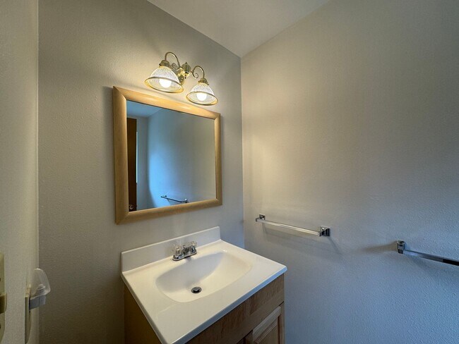 Building Photo - Stunning Three Bedroom With Amazing Views!