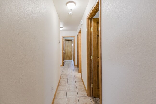 Building Photo - Spacious 4 Bedroom 2 Bath Home near Shopping