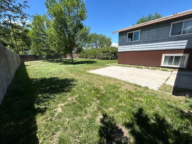 Building Photo - 5 Bed 2 Bath Home with 2 Car Attached Gara...