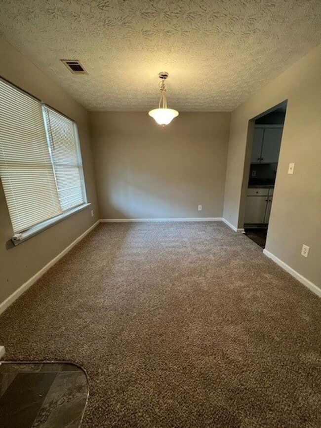 Building Photo - 3 Bedroom, 2 Bath Home