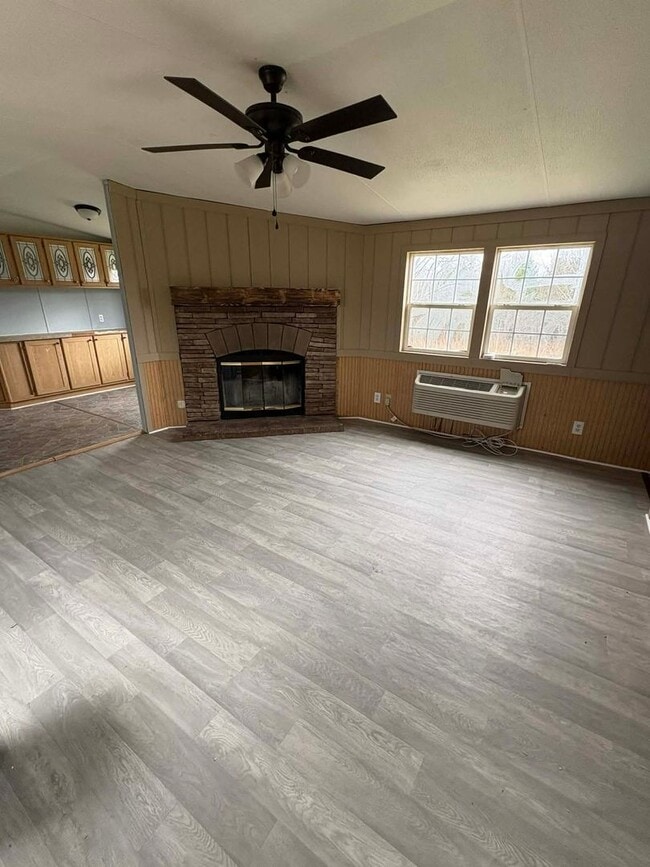 Building Photo - Spacious 3 Bedroom, 2 Bathroom Home!