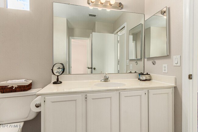 Building Photo - 3223 E Poinsettia Dr