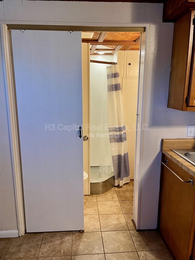 Building Photo - 117 N Shamrock St