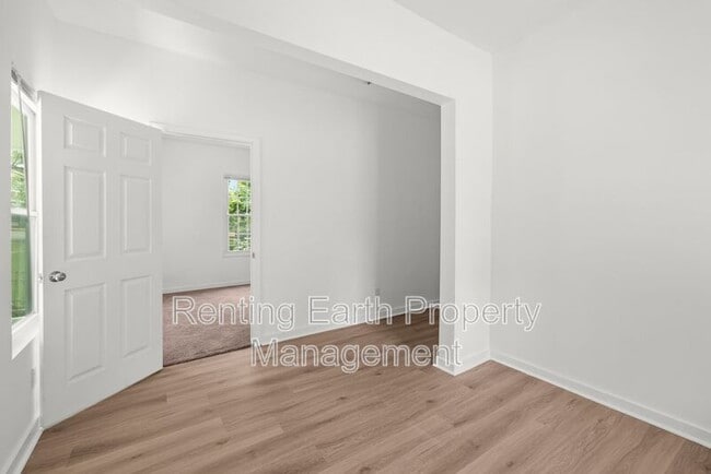 Building Photo - 552 S Bainbridge St