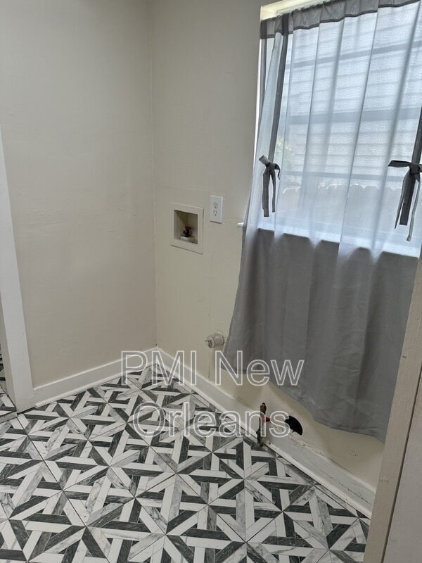 Building Photo - 2427 Rousseau St