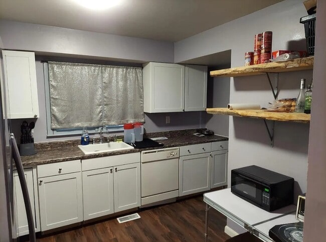 Building Photo - 576 Crestwood St SW