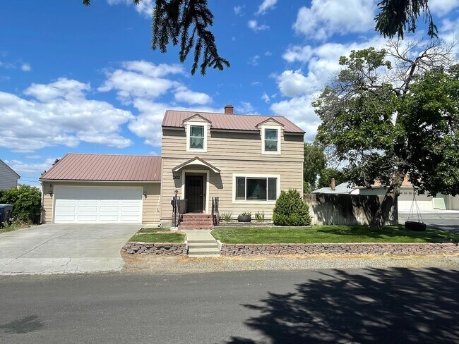 Building Photo - Beautifully Updated 4-Bedroom Home in the ...
