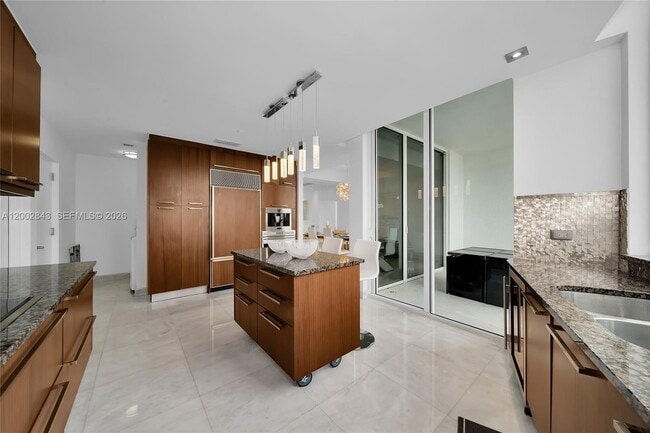 Building Photo - 16001 Collins Ave