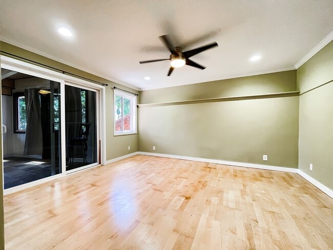 Building Photo - Pet Friendly 2-Bedroom Palolo Duplex