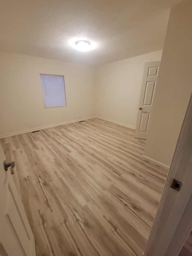 Building Photo - 606 W 11th St