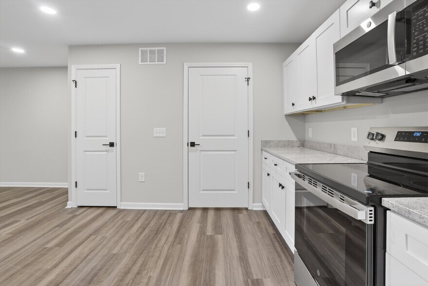 Building Photo - 7055 Hanesbrook Cir