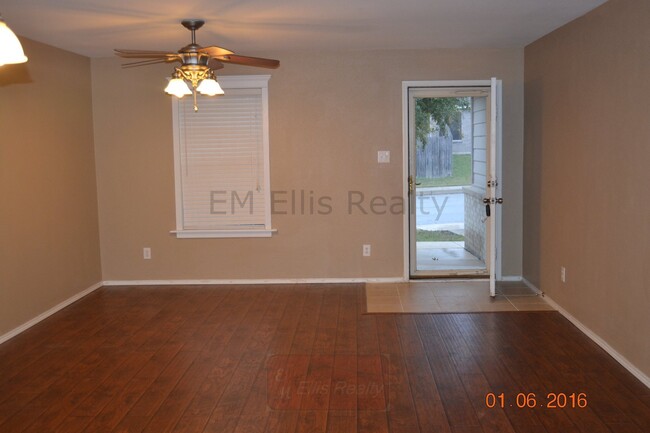 Building Photo - Beautiful 4 bedroom 2 full bath 2 car gara...