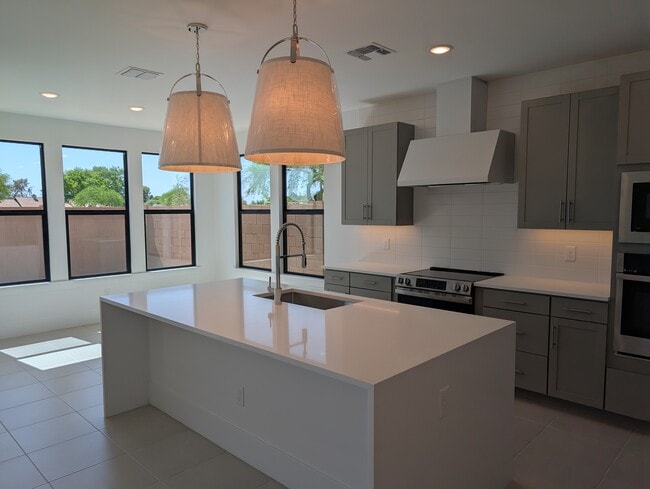 Building Photo - 2102 N Woodburn Pl