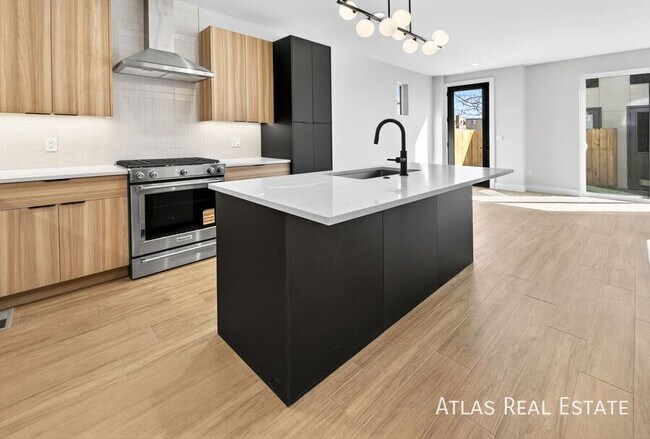 Building Photo - 830 Cherry St