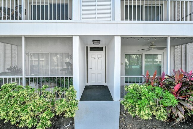 Building Photo - 6279 Bay Club Dr