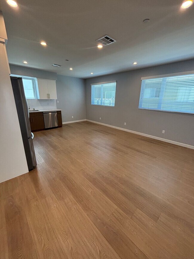 Building Photo - Beautiful 2 bed 1 bath modern apartment in...