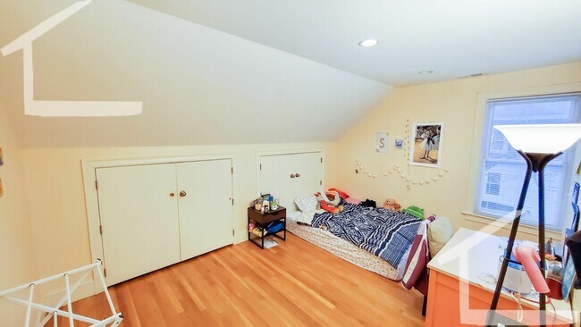 Building Photo - 151 Kenrick St