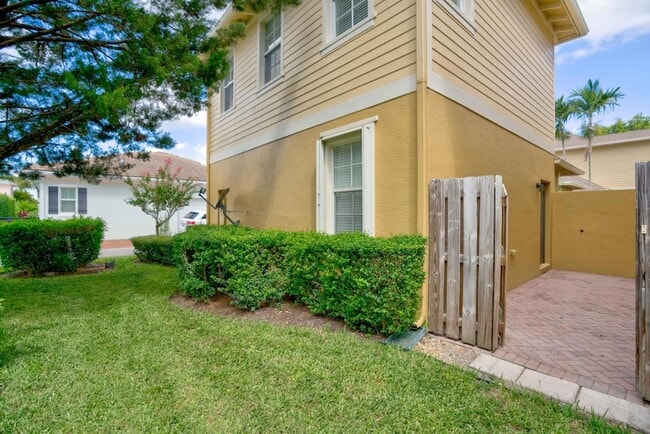 Building Photo - 158 W Thatch Palm Cir