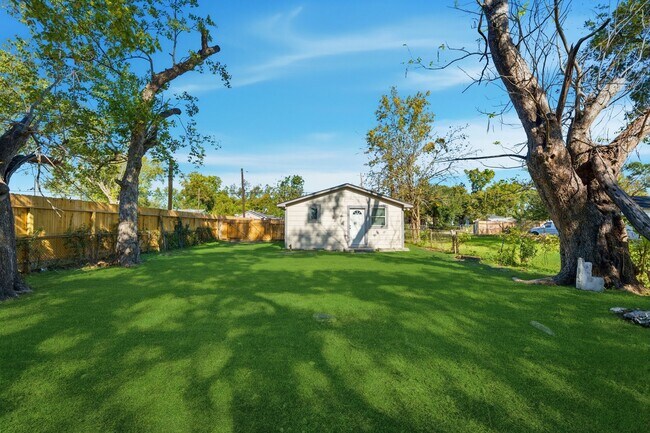 Building Photo - 1041 Dolly Wright St