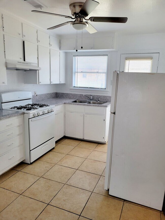 Building Photo - Alamo Ave.