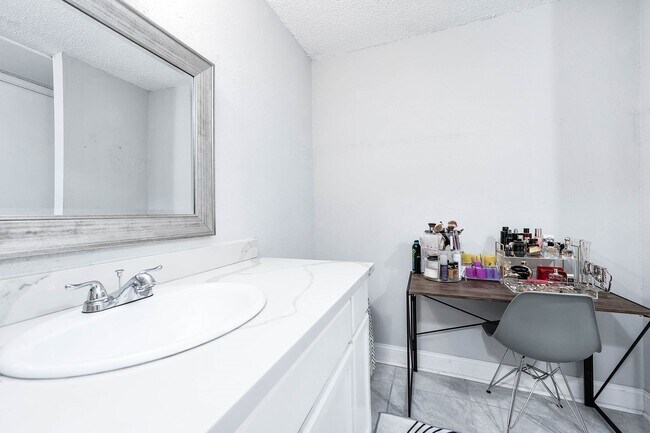 Building Photo - 12668 Newbrook Dr