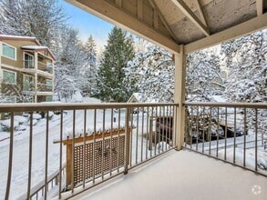 Building Photo - Modern Top-Floor 2BR/2BA Near Downtown Iss...