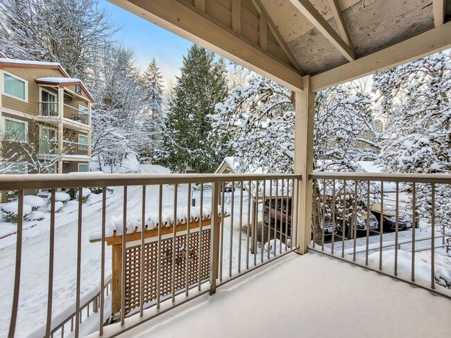 Primary Photo - Modern Top-Floor 2BR/2BA Near Downtown Iss...