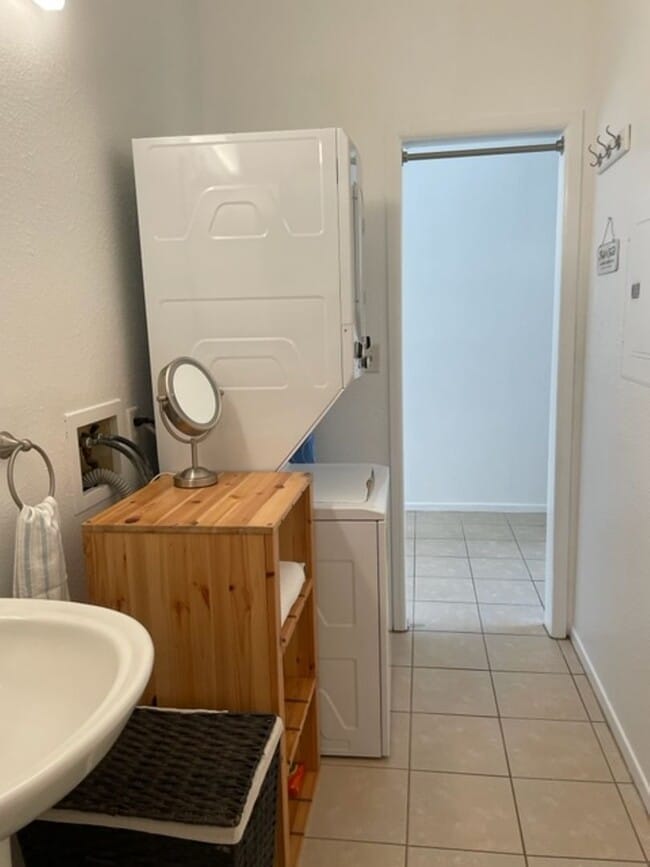 Building Photo - Single Level, Patio, Private W&D, Window A...