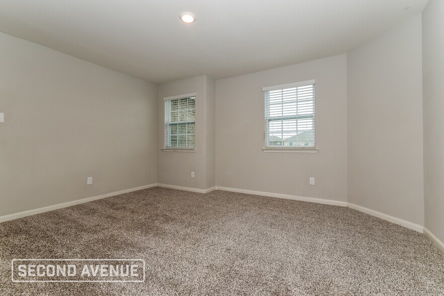 Building Photo - 2100 Jeanine Dr