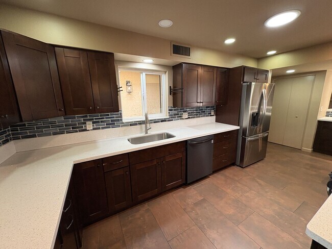 Building Photo - Highly sought community of Colonia Verde