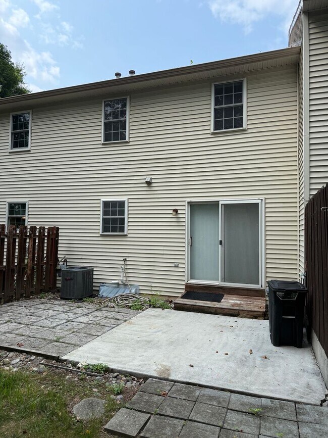Building Photo - 809 Rockwood Dr