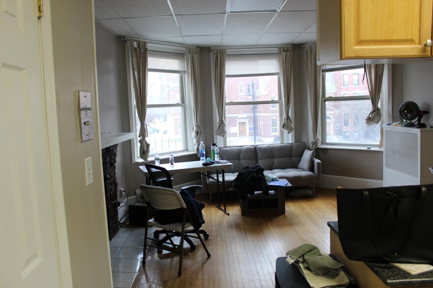 Building Photo - 869 Beacon St