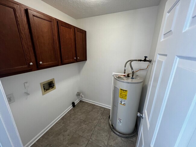 Building Photo - 5220 Redfield Dr