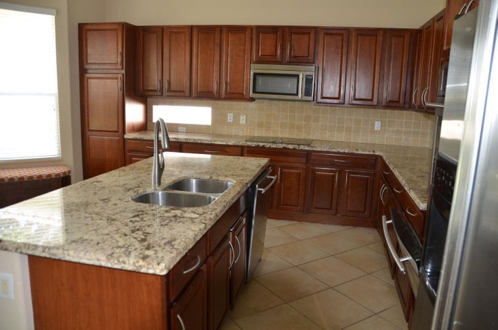 Building Photo - 37 Country Lake Cir