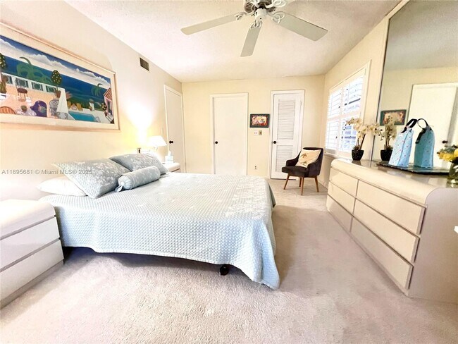 Building Photo - 6385 Bay Club Dr