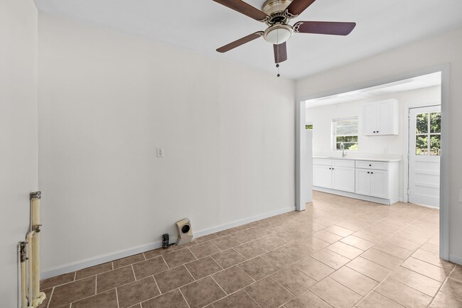 Building Photo - Charming 4 Bedroom 2 Bathroom Home