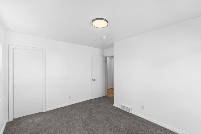 Building Photo - Charming 3-Bed Ranch with Detached Garage – Prime Upper Arlington/Columbus Area!