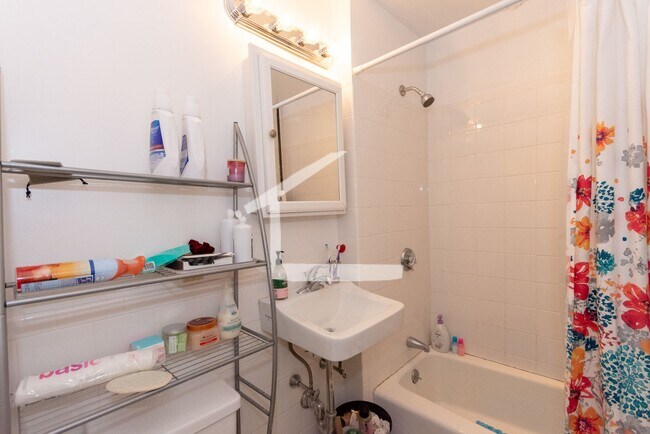 Building Photo - Big and Beautiful Apartment at an Unbeatable Price in Allston; Heat/HW Incl!