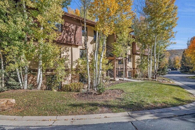 Building Photo - 2 Bed Pinecreek Condo with garage