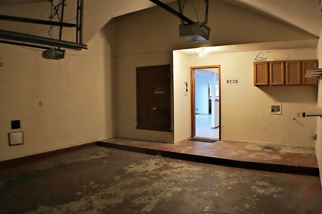 Building Photo - Charming Single-Story Home Move-in-Ready