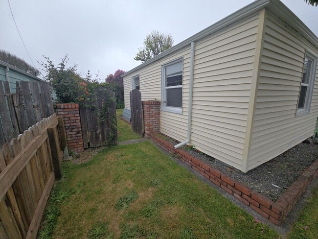 Building Photo - Beautifully designed 2BD/1BA home located near Henderson Center!