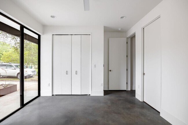 Building Photo - 1811 Justin Ln