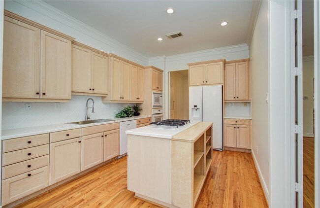 Building Photo - 1931 Woodbury St