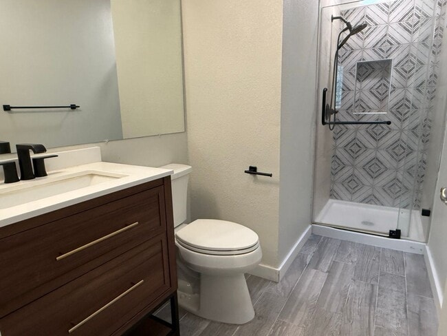 Building Photo - Well Appointed 3 Bedroom 2.5 Bath Townhome in Perfect Campbell Location!