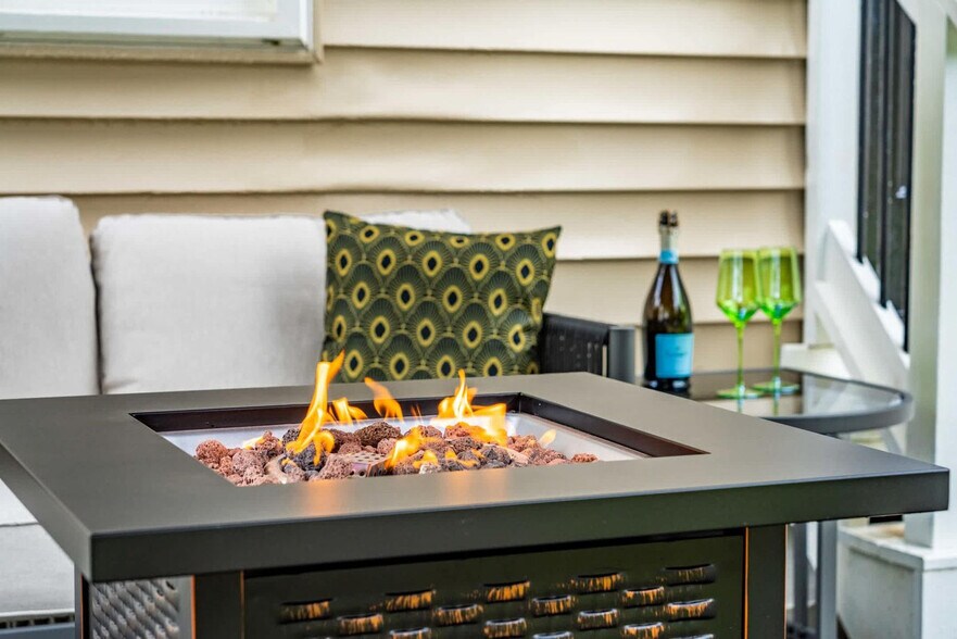 Building Photo - 2400 Hinton St