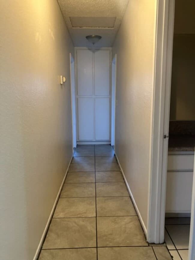 Building Photo - AMAZING HOUSE IN NICE COMMUNITY!!