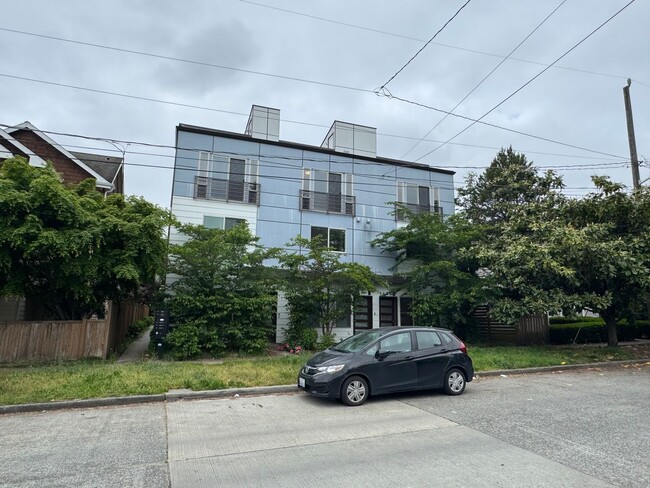 Building Photo - Modern 2018 Townhome with Rooftop Deck Nea...