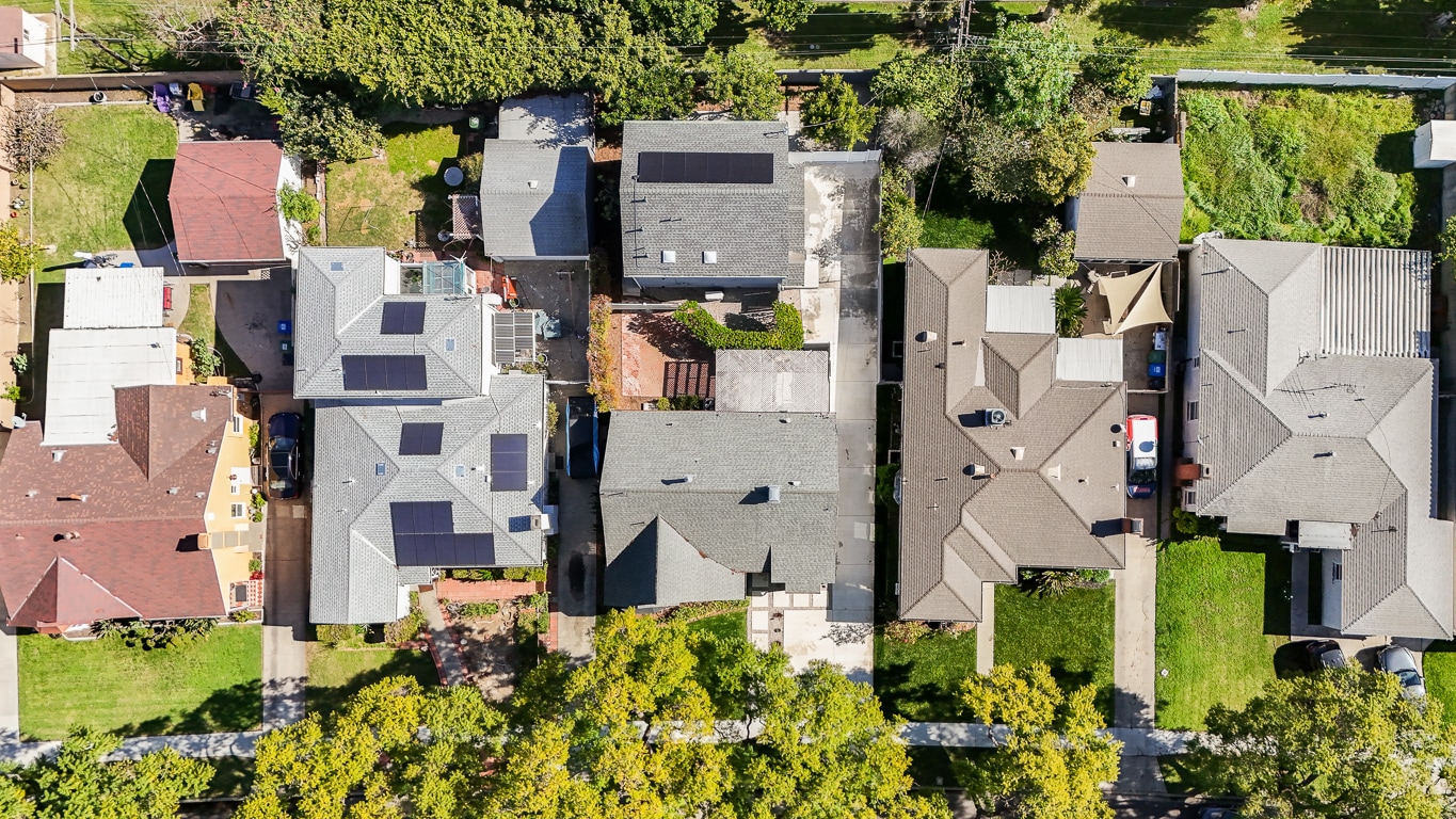 Building Photo - 3938 S Victoria Ave