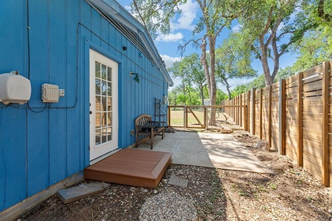Building Photo - 6010 Oakclaire Dr