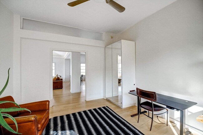 Building Photo - 109 N Sycamore Ave